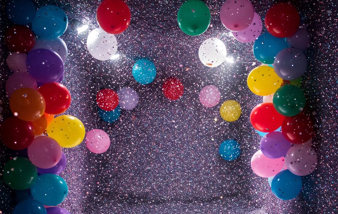 Read more about the article Adding Sparkle: Glitter and Balloons for a Shiny Photo Zone